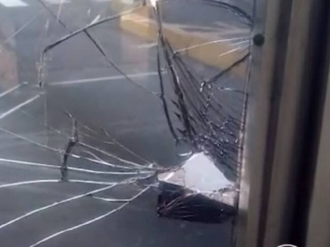 Vidrio afectado en el peaje de Manga
