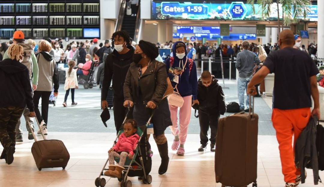 Turistas en aeropuertos durante la pandemia del coronavirus.  Foto: Getty
