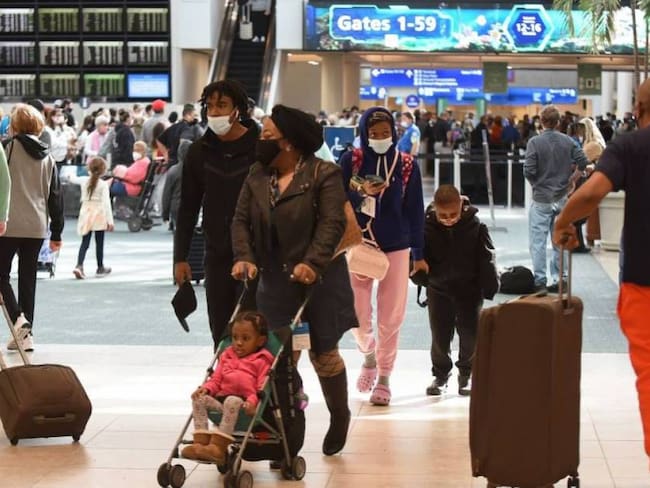 Turistas en aeropuertos durante la pandemia del coronavirus.  Foto: Getty