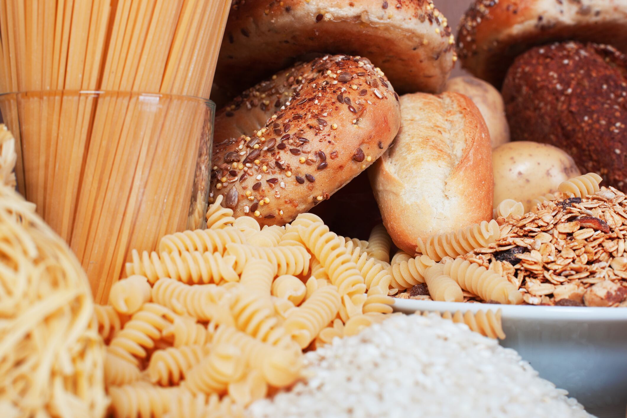 Distintos tipos de carbohidratos, entre pan, pasta, arroz, mogollas y cereales (Getty Images)
