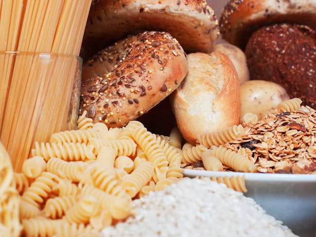 Distintos tipos de carbohidratos, entre pan, pasta, arroz, mogollas y cereales (Getty Images)