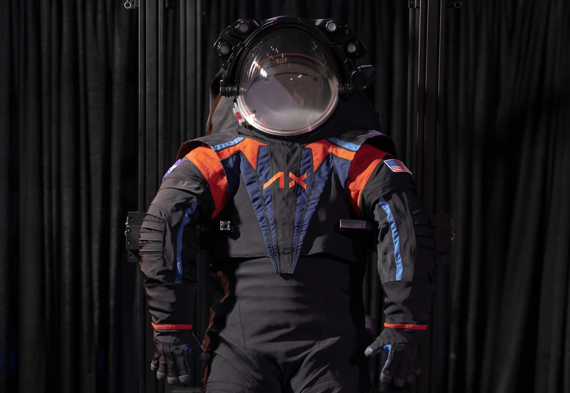 NASA muestra un prototipo del traje espacial que se usará en la Artemis III.