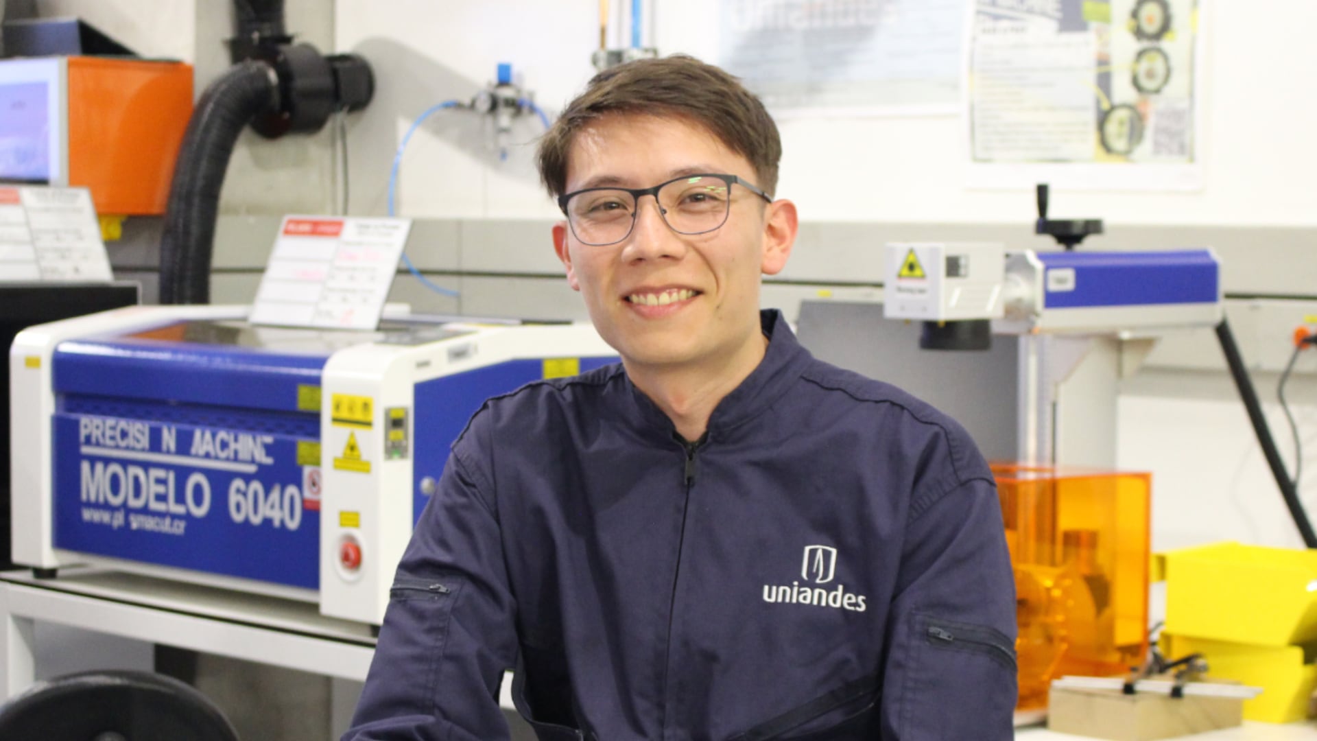 Andrés Felipe Vargas, estudiante de la Maestría en Ingeniería Mecánica, investigador de la Universidad de los Andes y creador de una manilla con retroalimentación háptica. | Foto: Facultad de Ingeniería, Universidad de Los Andes (@ingenieriauniandes)