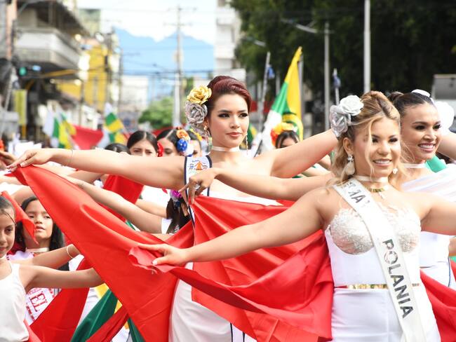 Reinas y colegios con desfiles engalanaron la celebración de los 413 años de la ciudad