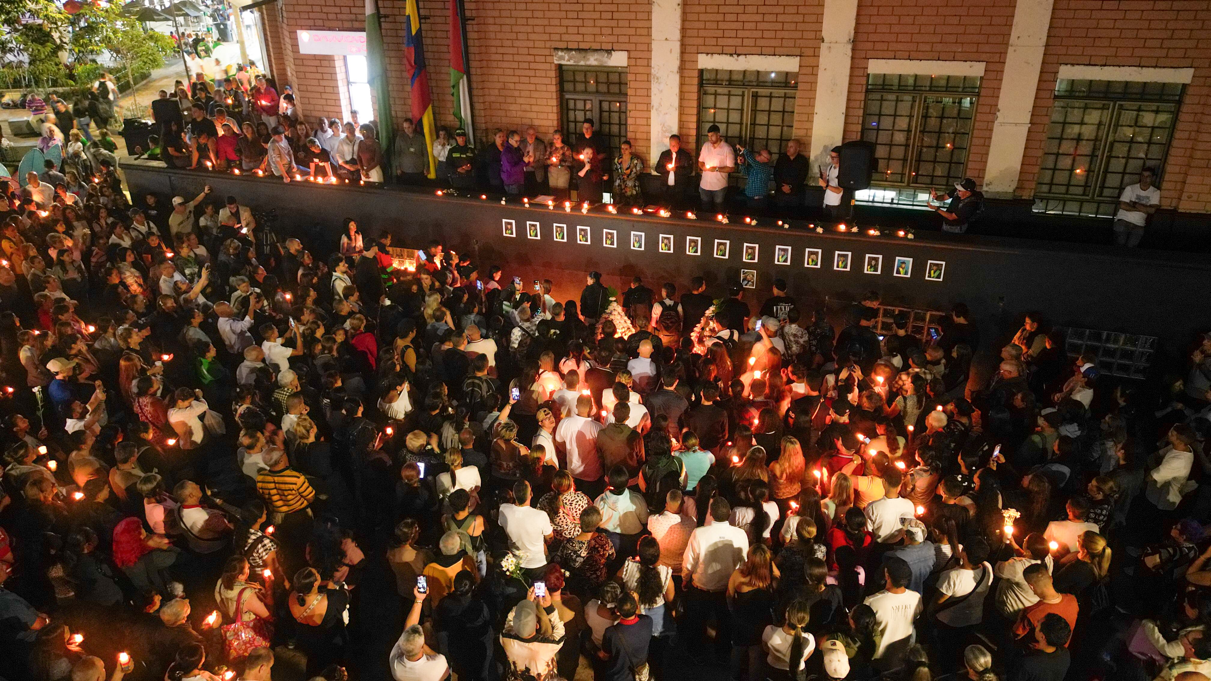 Velatón en el municipio de Bello en memoria de 17 fallecidos en el accidente- foto alcaldía