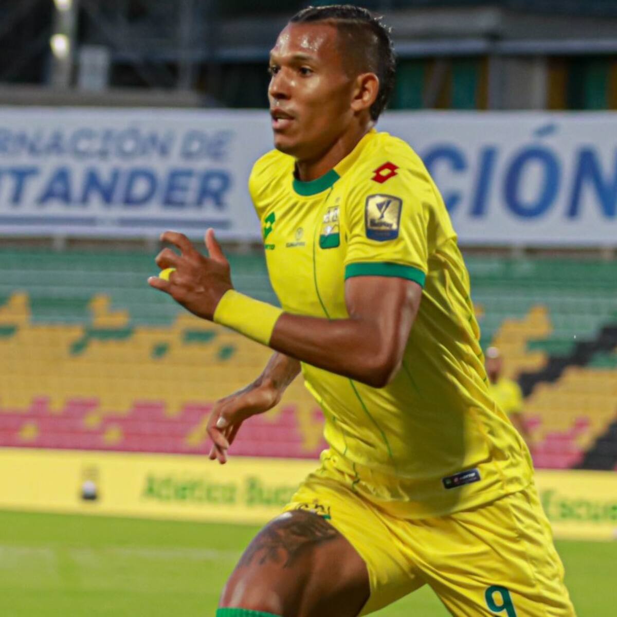 El campeón inicia victorioso: triunfo con uno menos ante Junior en Bucaramanga