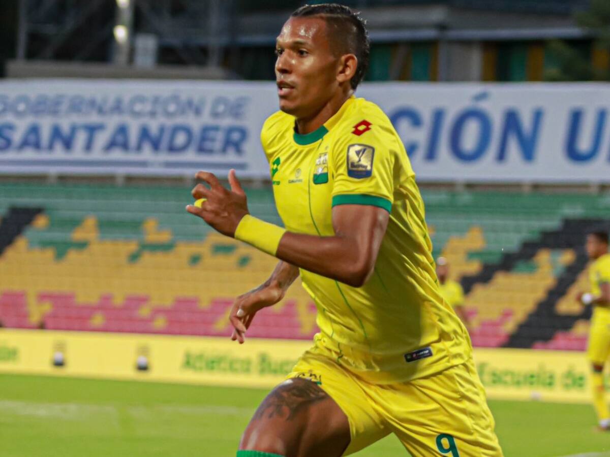 El campeón inicia victorioso: triunfo con uno menos ante Junior en Bucaramanga