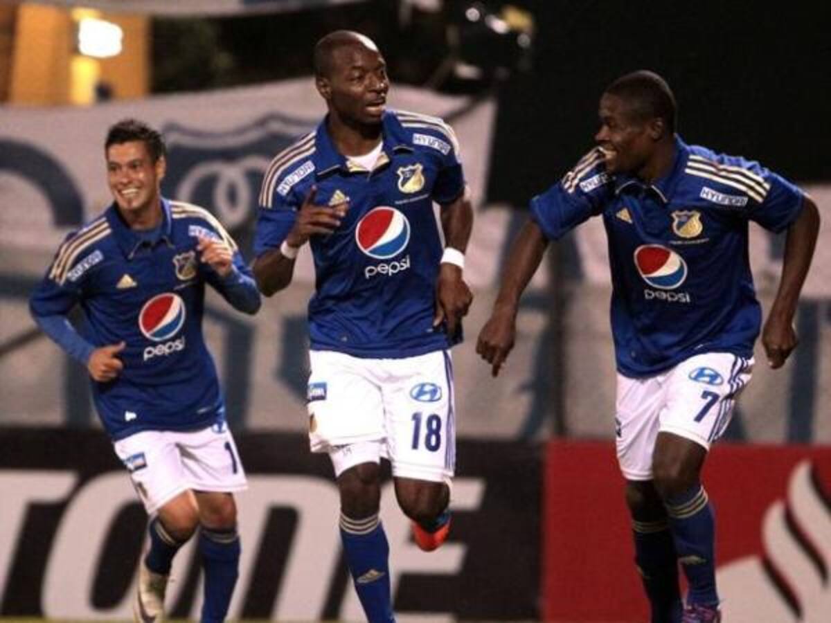 Cosme celebra uno de sus goles en la visita a Guaraní en Asunción en segunda ronda.