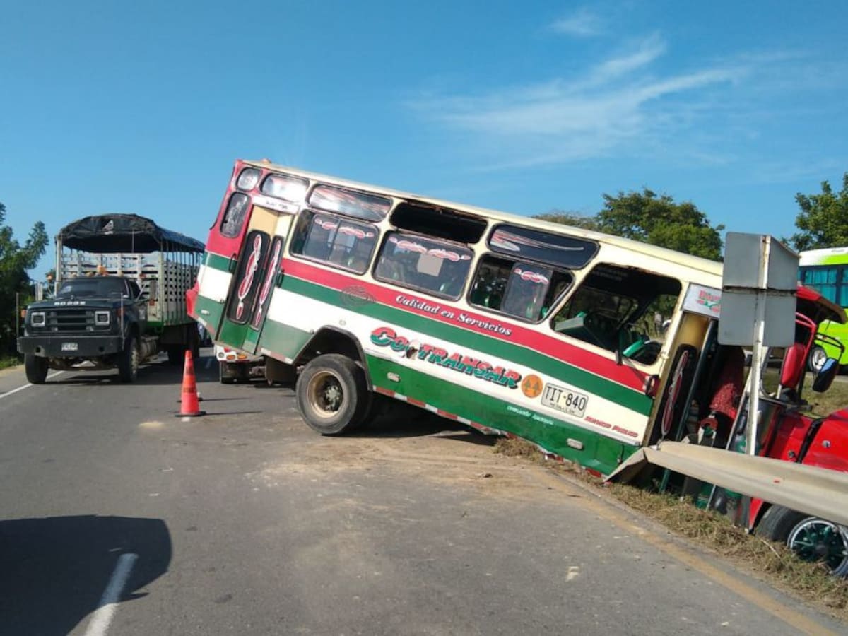 Bus chocó contra baranda en vía Mamonal - Gambote