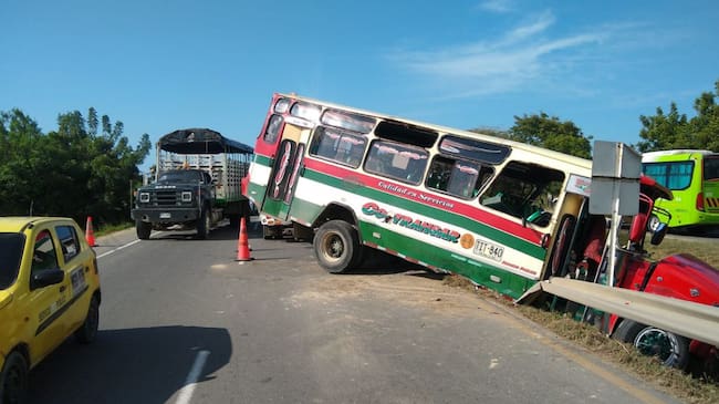 Según testigos, al parecer el conductor perdió el control del automotor por una falla mecánica