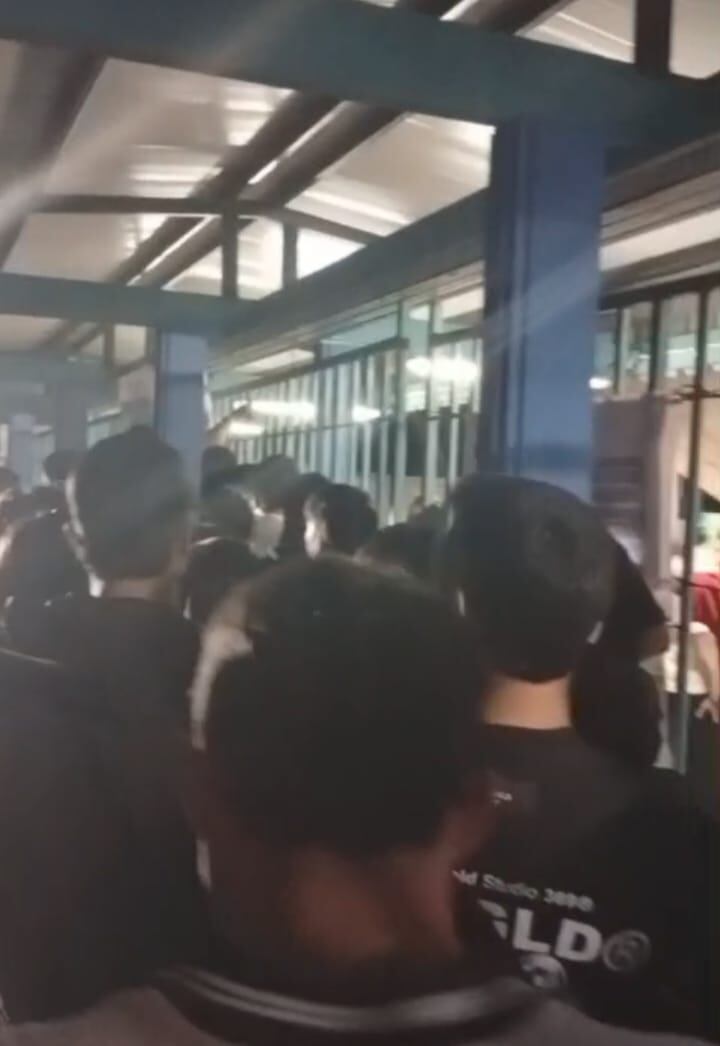 Decenas de personas a la afueras del coliseo del café en Armenia con boleta y sin poder ingresar al concierto. Foto: Cortesía ciudadanos