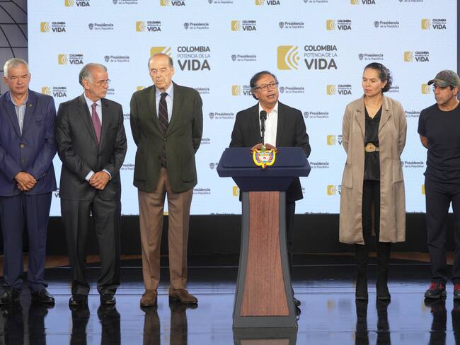 AME8196. BOGOTÁ (COLOMBIA), 09/01/2024.- Fotografía cedida hoy por la Presidencia de Colombia que muestra al mandatario Gustavo Petro mientras habla junto al presidente del Comité Olímpico Colombiano, Ciro Solano (i); el gobernador del Atlántico, Eduardo Verano (2-i); el canciller colombiano Álvaro Leyva (3-i); la ministra del Deporte, Astrid Rodríguez (2-d), y el alcalde de Barranquilla, Alejandro Char (d), durante una rueda de prensa en la Casa de Nariño en Bogotá (Colombia). El presidente de Colombia, Gustavo Petro, aseguró este martes que su país tiene listos ocho millones de dólares para que Barranquilla recupere la sede de los Juegos Panamericanos de 2027, que Panam Sports le retiró a esa ciudad caribeña la semana pasada por incumplir el contrato de organización. EFE/ Presidencia de Colombia /SOLO USO EDITORIAL /SOLO DISPONIBLE PARA ILUSTRAR LA NOTICIA QUE ACOMPAÑA (CRÉDITO OBLIGATORIO)