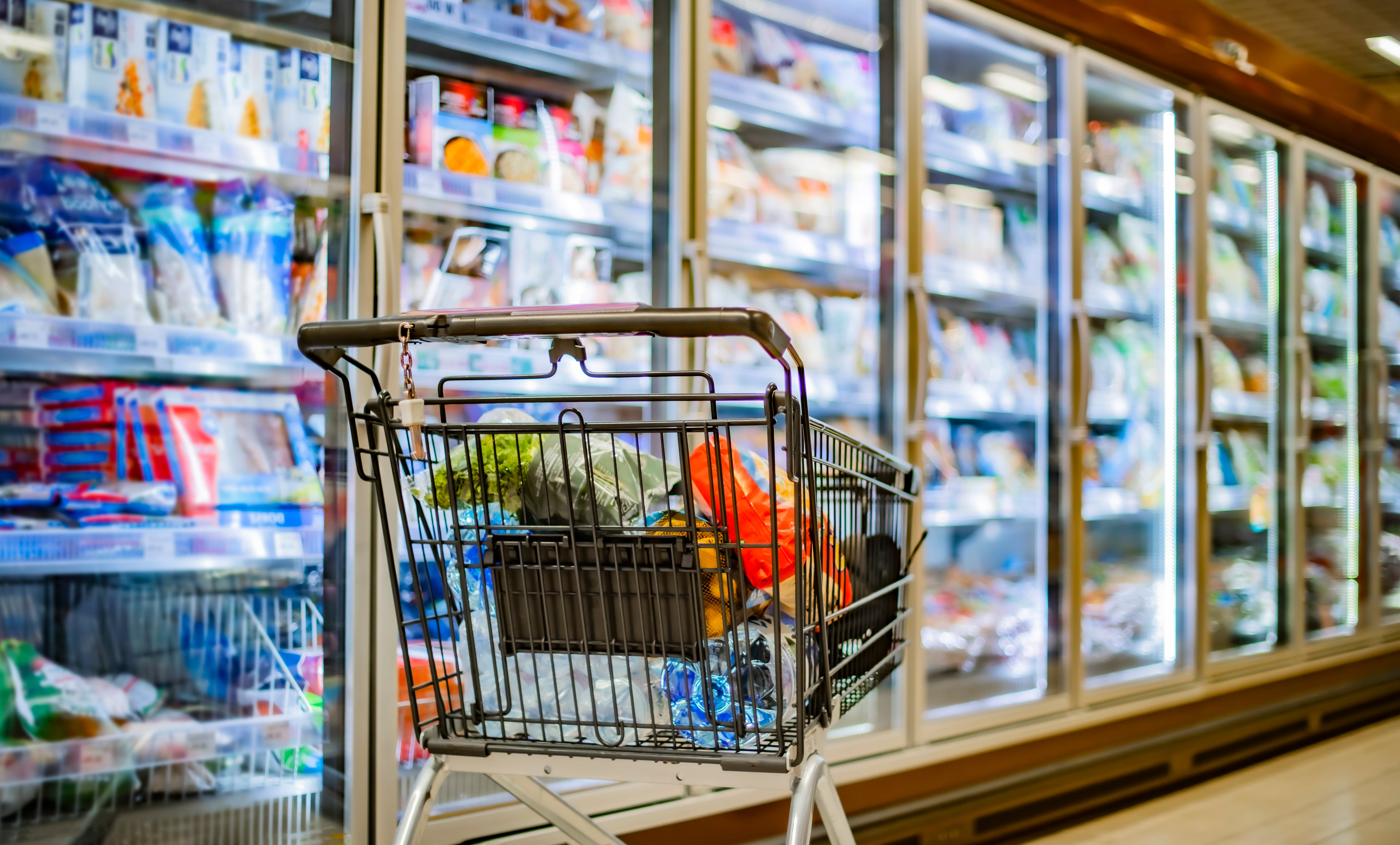 Carrito de compras con productos comestibles en un supermercado (Getty Images)