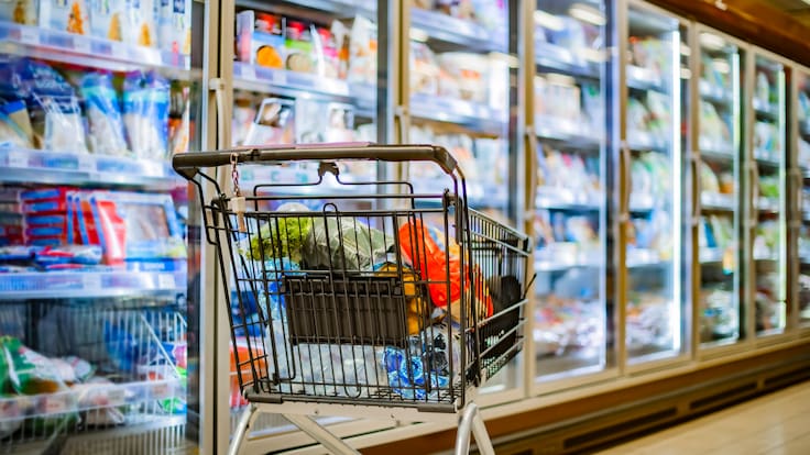 Carrito de compras con productos comestibles en un supermercado (Getty Images)