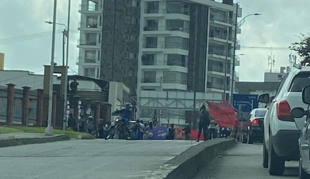 Plantón de mujeres frente al Batallón Ayacucho