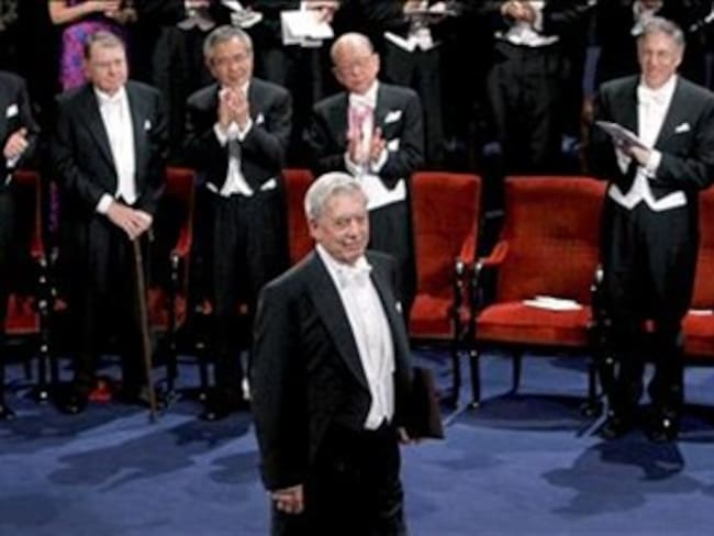 Vargas Llosa recibe el Nobel de manos del rey Carlos Gustavo de Suecia