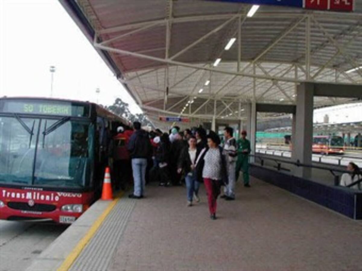 Permanece restringido el paso en la Autopista Sur de Bogotá por desbordamiento del río Soacha