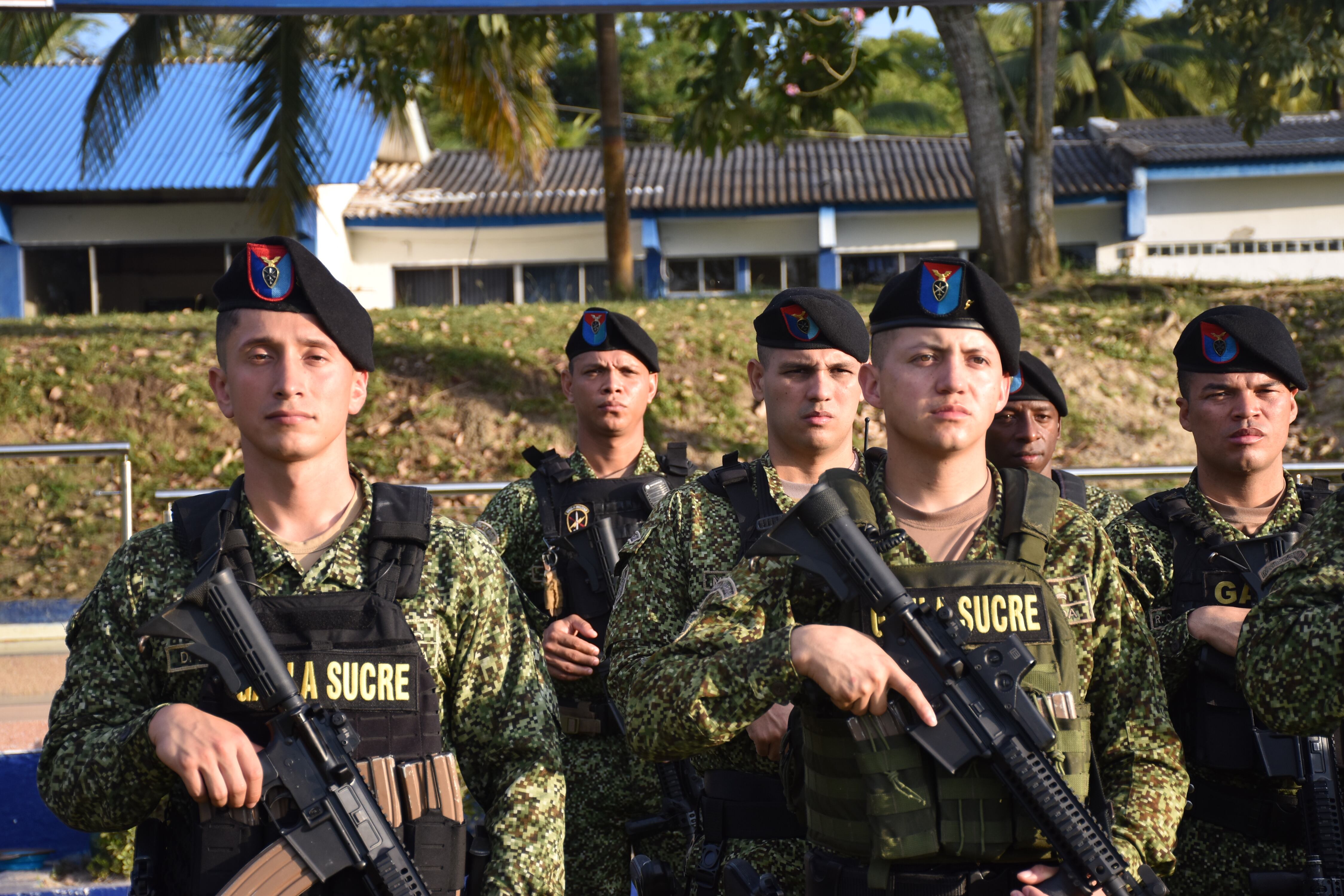 Infantes de marina garantizan la seguridad durante la temporada turística de fin de año.