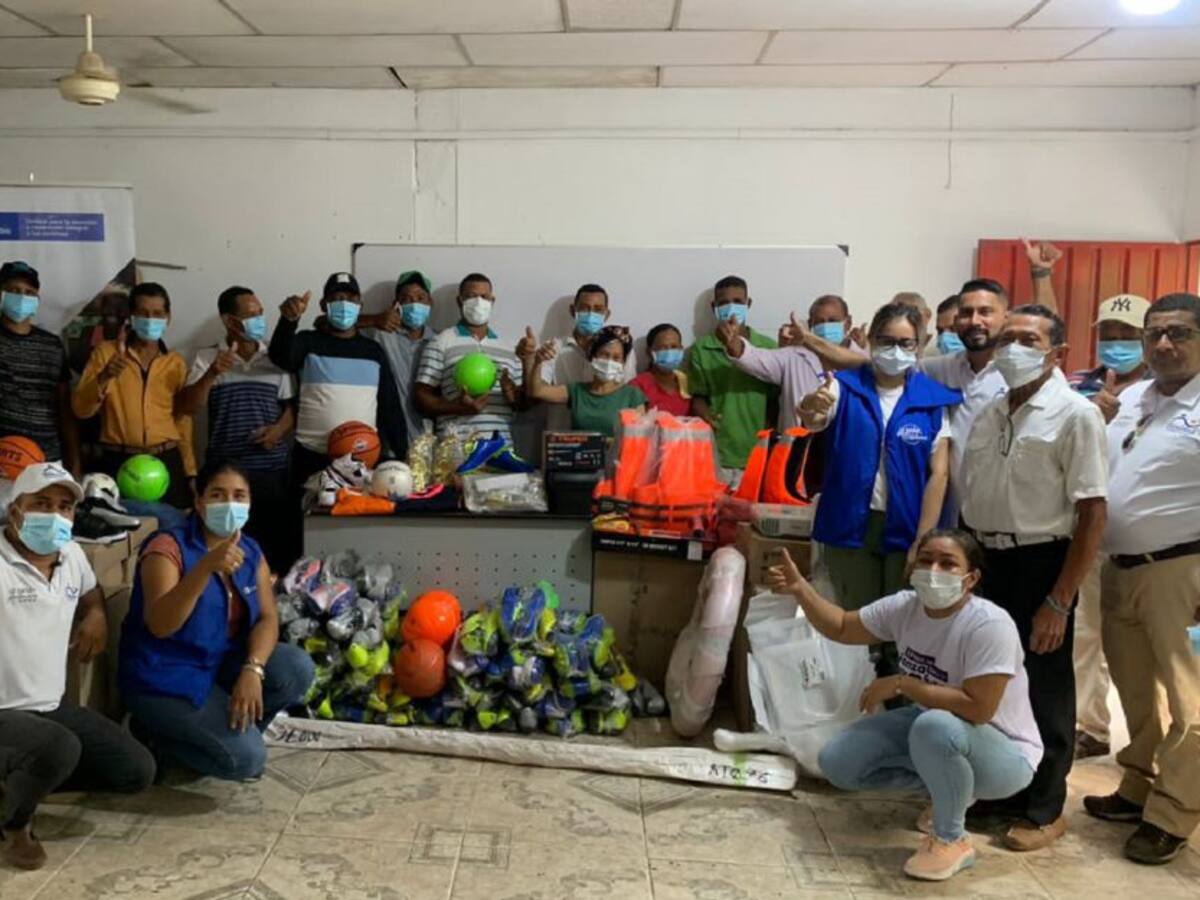 Entregaron chalupa e implementos deportivos a campesinos de Bolívar