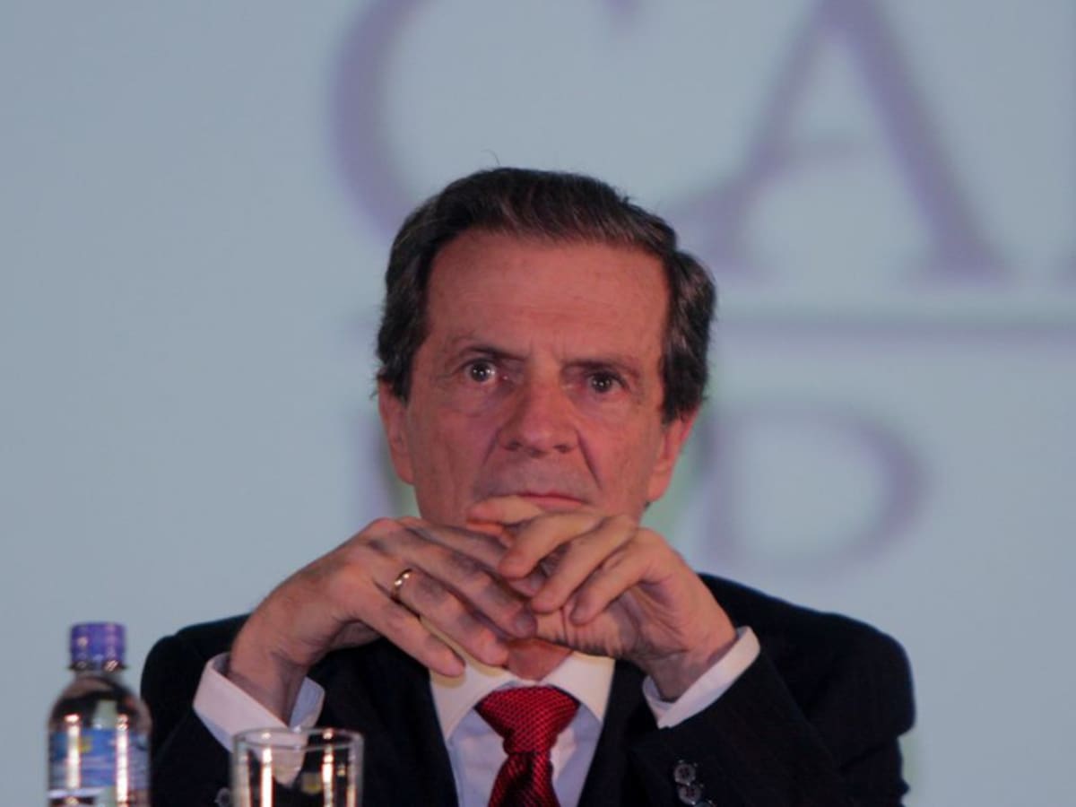 Fernando Londoño debe devolver acciones de Invercolsa