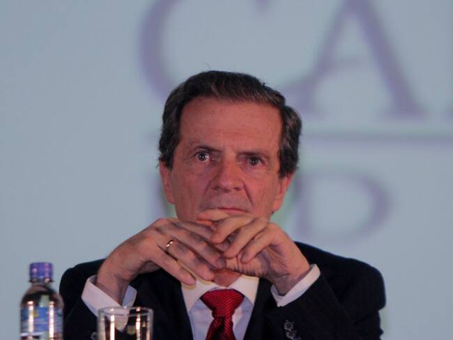 Fernando Londoño debe devolver acciones de Invercolsa