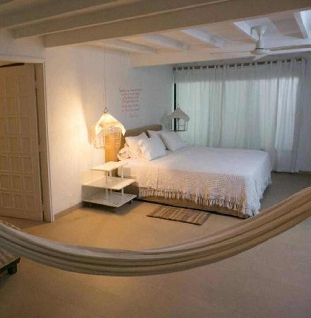 Levantarse en la mañana en un buen día soleado en el Hotel Boutique Casa Rosalía, en Valledupar, le levanta el ánimo al más triste, con esa luz brillante, viva, y ese desayuno con arepa típica vallenata preparada a la usanza de la dueña de la casa, horneadas sobre hojas del mango del patio, no deja espacio para las tristezas.