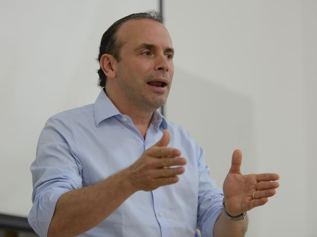 AME6172. CALI (COLOMBIA), 24/06/2024.- El alcalde de la ciudad de Cali, Alejandro Eder, habla durante una actividad el 21 de junio de 2024 en Cali (Colombia). Alejandro Eder asegura que esta ciudad del suroeste de Colombia se encuentra preparada, en seguridad y logística, para recibir a los más de 12.000 visitantes que llegarán a la Conferencia de las Naciones Unidas sobre Biodiversidad (COP16), a pesar de la reciente oleada de violencia de las disidencias de las FARC. EFE/ Ernesto Guzmán