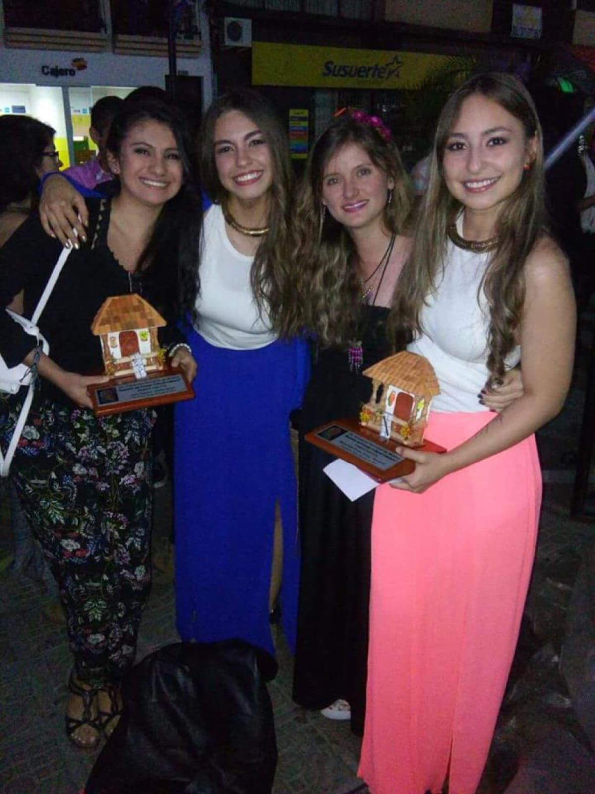Las artistas quindianas compartiendo el premio con amigos y familiares