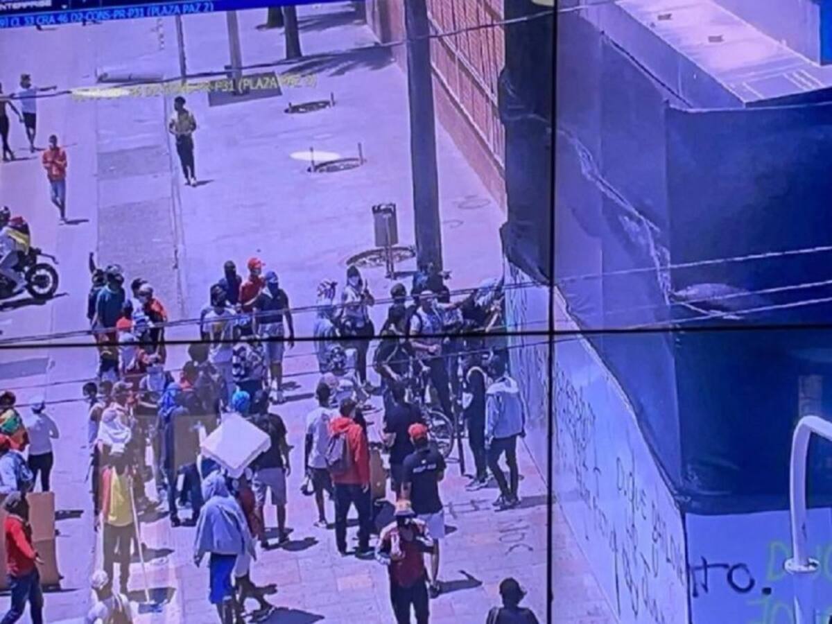 Vándalos intentan ingresar a centro comercial en Barranquilla