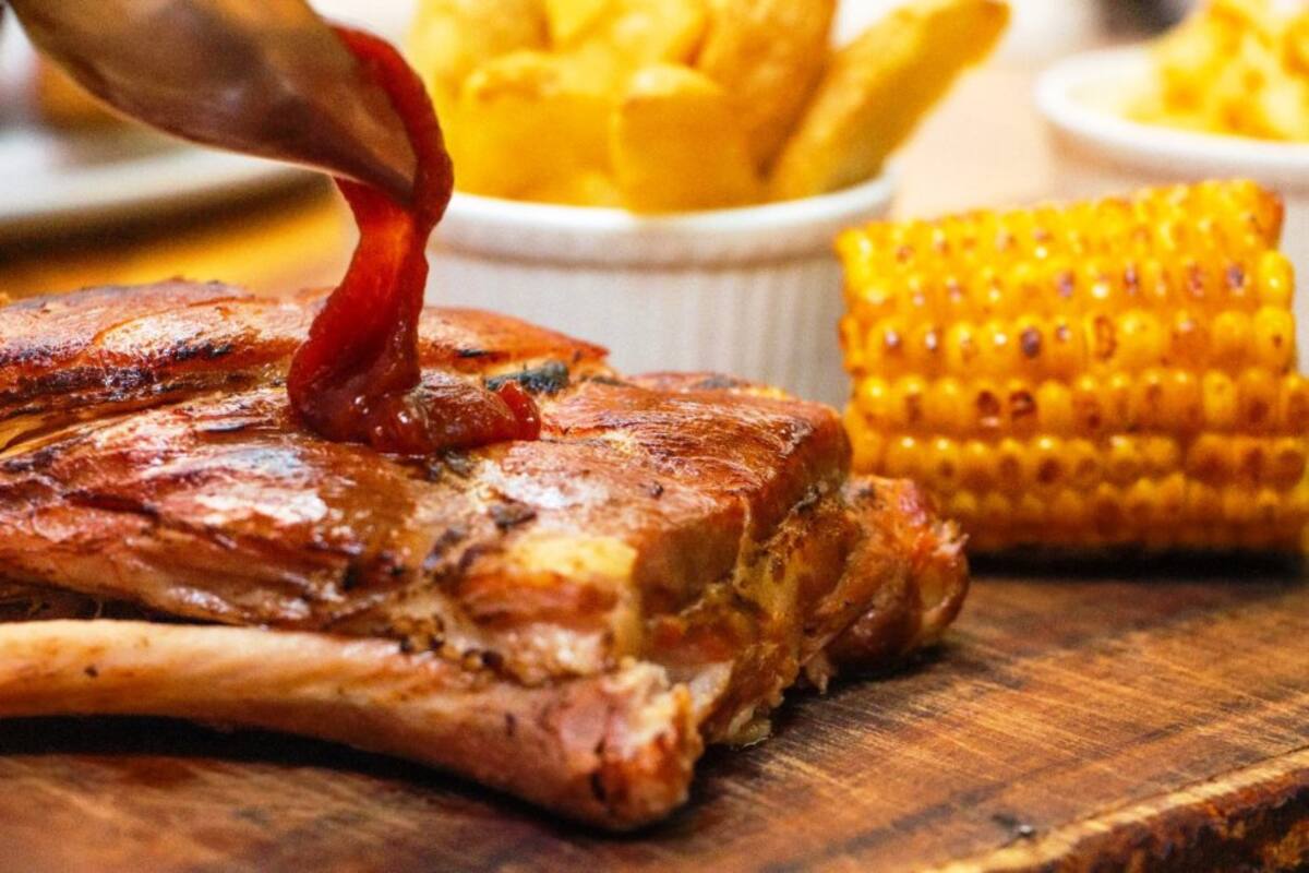 La Serrezuela cuenta con 22.000 mil metros cuadrados en total, pero la protagonista del diseño sigue siendo la antigua plaza de toros. Reconstruida en madera y pisos de piedra, conserva sus detalles de antaño, que se conjugan con galerías delicadamente iluminadas y una espectacular fuente central.