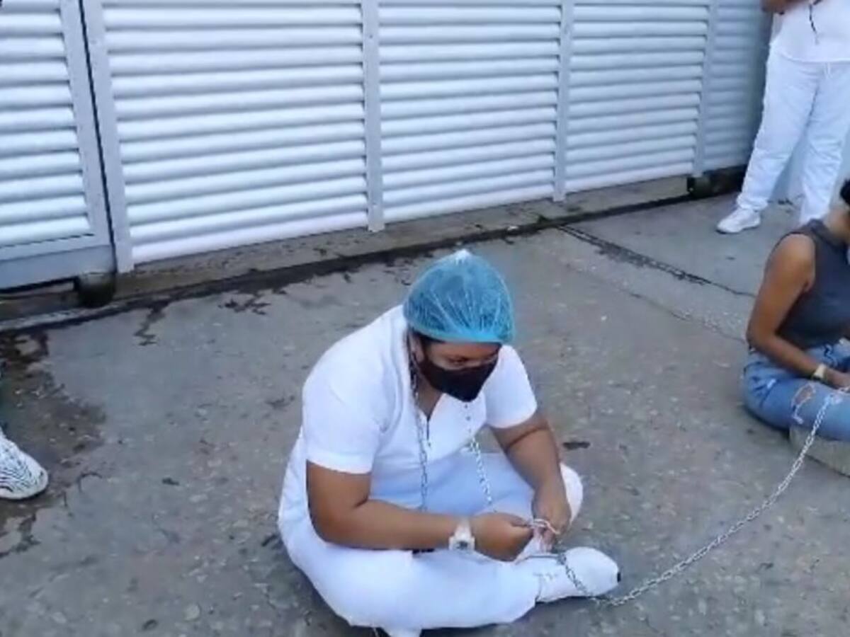 Enfermeros y médicos se encadenan exigiendo pago de salarios