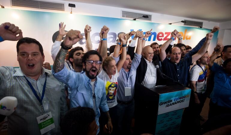 Miembros de la coalición opositora Mesa de Unidad Democrática (MUD) celebran la victoria