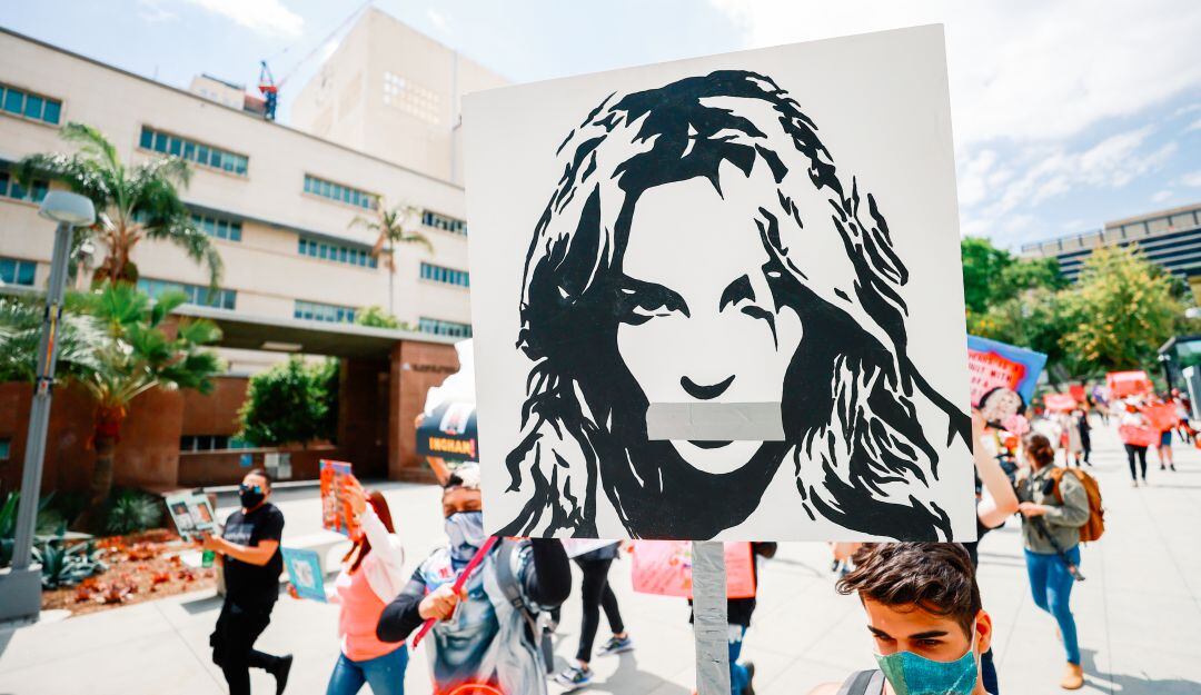 Activistas de #FreeBritney protestan frente a la corte en Los Ángeles durante la audiencia de tutela el 27 de abril de 2021