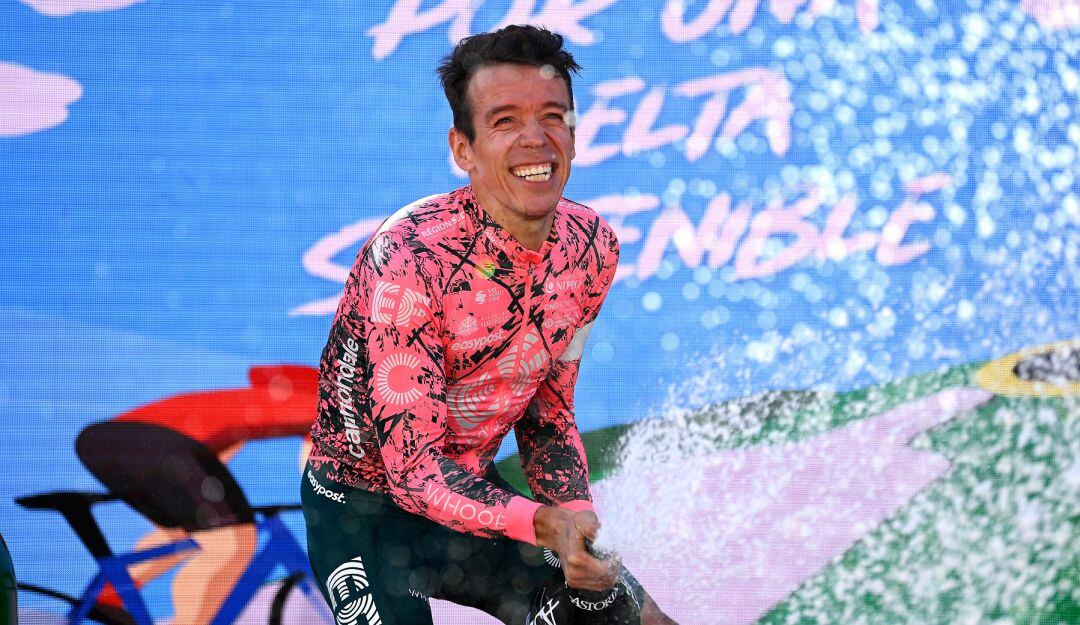 Rigoberto Urán celebra su victoria en la etapa 17 de la Vuelta España