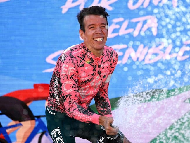 Rigoberto Urán celebra su victoria en la etapa 17 de la Vuelta España