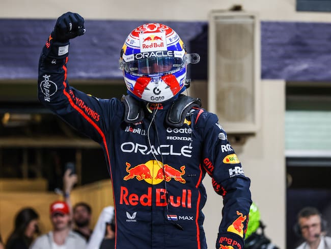 Max Verstappen celebra el triunfo de la pole position en Abu Dhabi. (Photo by Beata Zawrzel/NurPhoto via Getty Images)