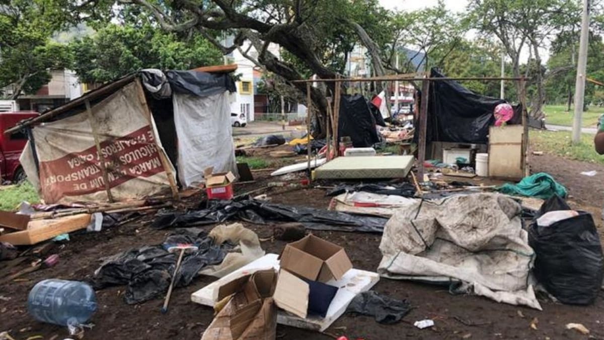 Migrantes venezolanos desalojados de predio aledaño a la terminal