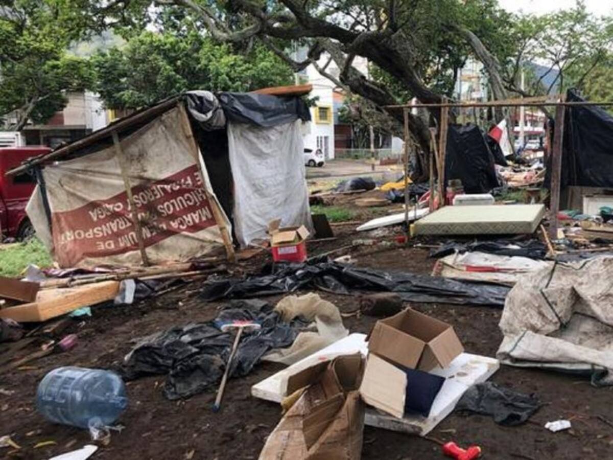 Migrantes venezolanos desalojados de predio aledaño a la terminal