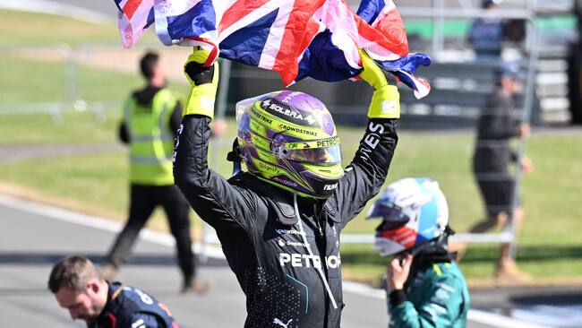 Towcester (United Kingdom), 07/07/2024.- Mercedes driver Lewis Hamilton of Britain celebrates winning the Formula One British Grand Prix at the Silverstone Circuit racetrack in Towcester, Britain, 07 July 2024. (Fórmula Uno, Reino Unido) EFE/EPA/PETER POWELL