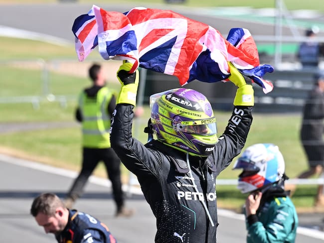 Towcester (United Kingdom), 07/07/2024.- Mercedes driver Lewis Hamilton of Britain celebrates winning the Formula One British Grand Prix at the Silverstone Circuit racetrack in Towcester, Britain, 07 July 2024. (Fórmula Uno, Reino Unido) EFE/EPA/PETER POWELL
