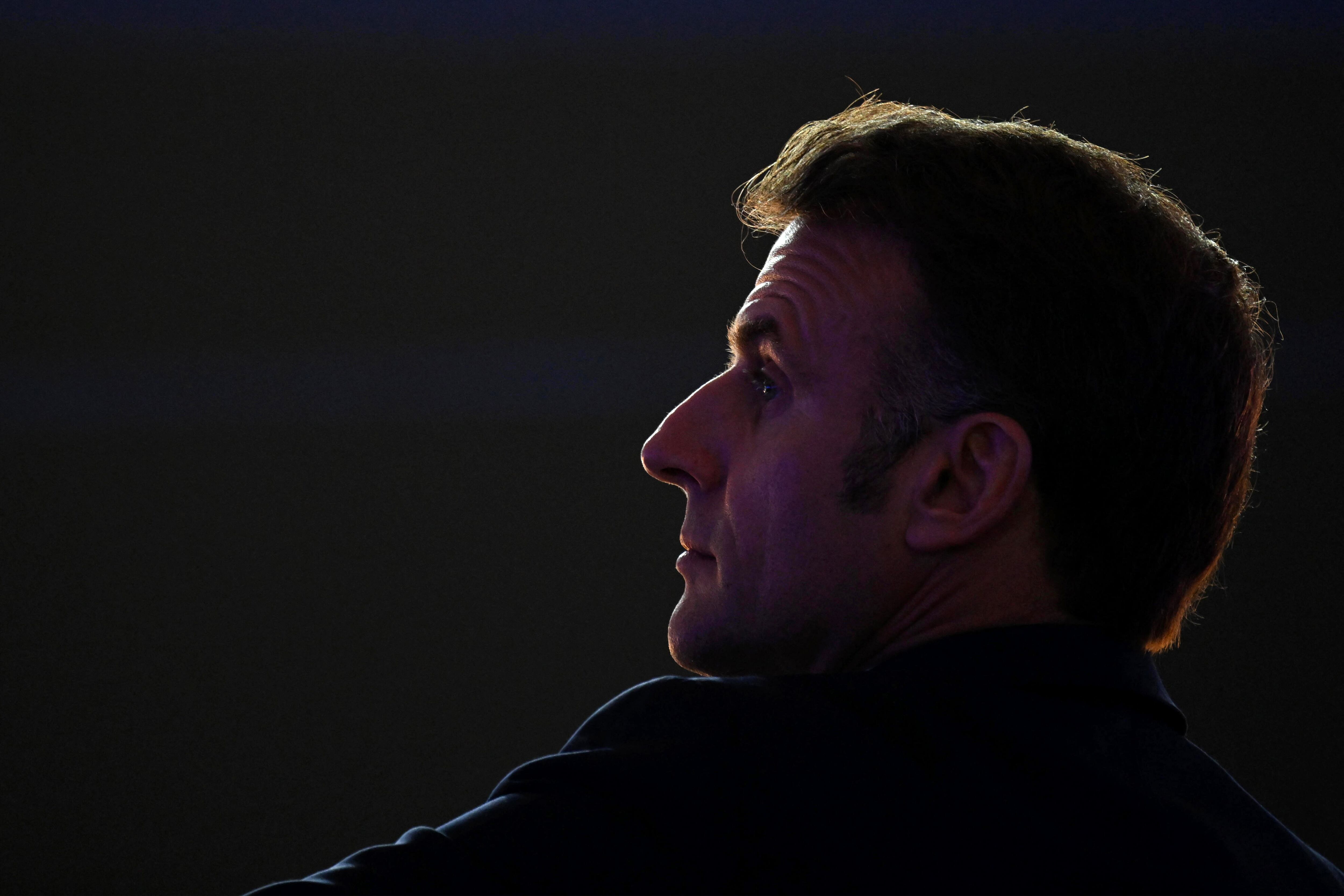 El presidente francés, Emmanuel Macron, anunció que nombrará “en los próximos días” un primer ministro para sustituir a Michel Barnier, destituido por el Parlamento, al tiempo que descartó renunciar y acusó a “la ultraderecha y la ultraizquierda” de haberse unido para sembrar el “desorden”.
(Foto: JEANNE ACCORSINI/POOL/AFP via Getty Images)