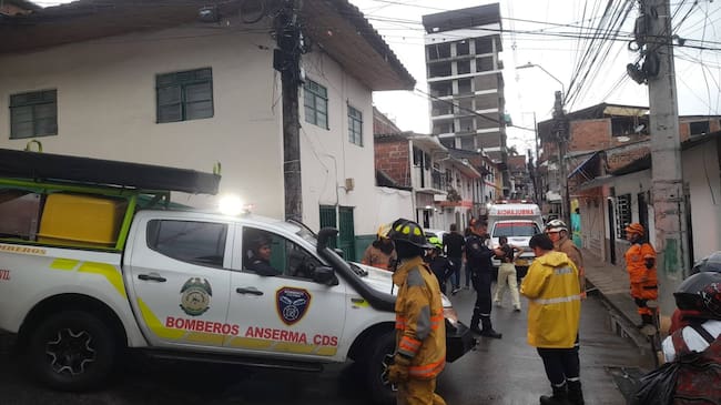 Organismos de socorro atendiendo una de las emergencias en Anserma, Caldas. Foto: Facebook bomberos Anserma.