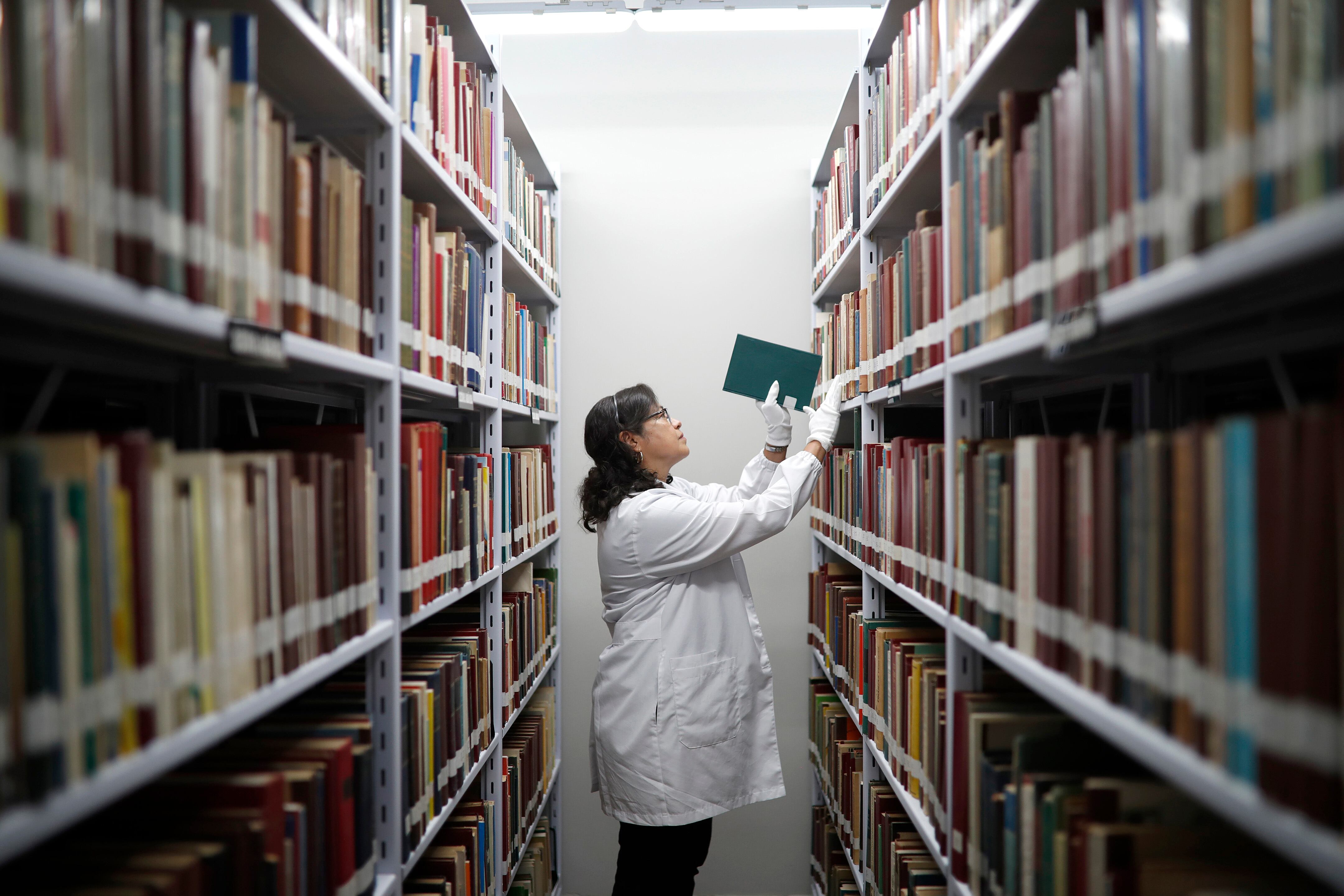 ACOMPAÑA CRÓNICA: EL SALVADOR PERIÓDICOS ES1001.ANTIGUO CUSCATLÁN (EL SALVADOR) 10/02/2025- Carmen de Góchez, coordinadora de colecciones especiales de la biblioteca de la Universidad Centroamericana (UCA), organiza unos libros el 29 de enero de 2025 en Antiguo Cuscatlán (El Salvador). Los periódicos plasman en sus páginas textos y fotografías que perduran en el tiempo y se convierten en medios para conocer o recordar la historia pasada, que incluye los acontecimientos políticos, económicos y sociales que sucedieron e incidieron un país, como en El Salvador en el siglo XIX. EFE/Rodrigo Sura