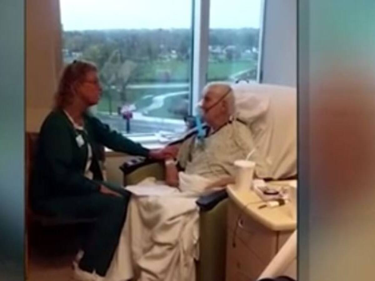 ¡Admiración total! Enfermera le canta a sus pacientes en sus tratamientos