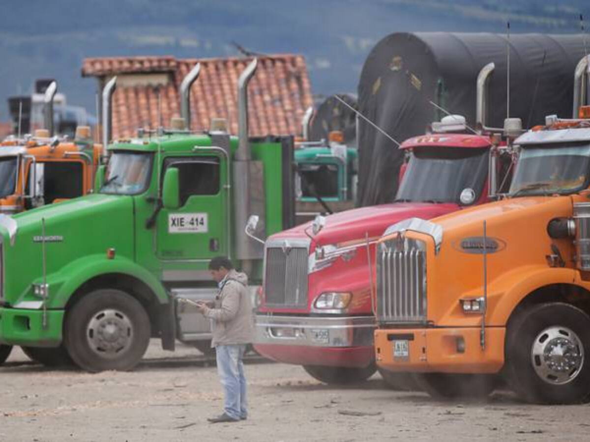 Camioneros piden al presidente mediación de fondo en el paro camionero