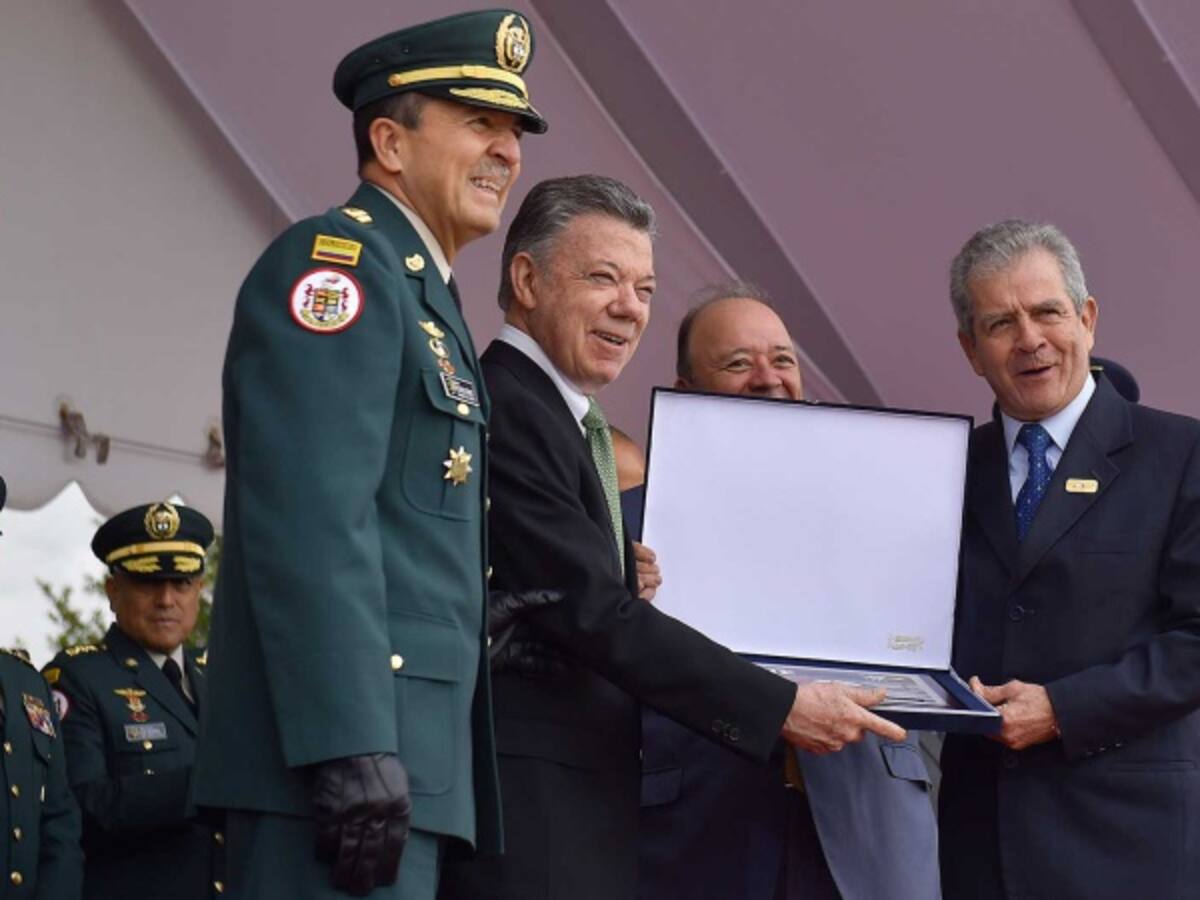 Santos ordena ascender con honores a integrantes de la operación Jaque