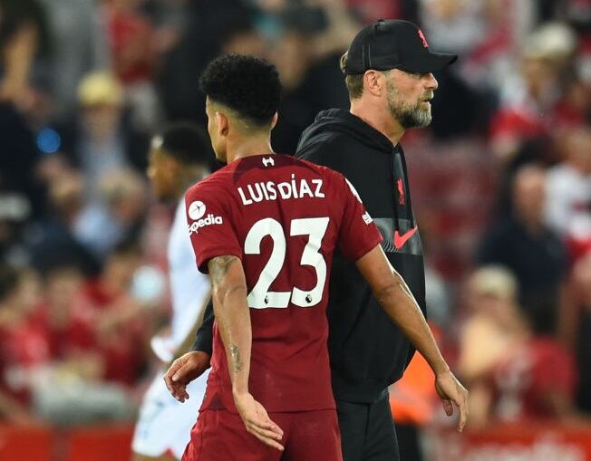 Luis Díaz y Jurgen Klopp tras finalizar un encuentro ante el Crystal Palace por la Premier League. (Photo by Andrew Powell/Liverpool FC via Getty Images)