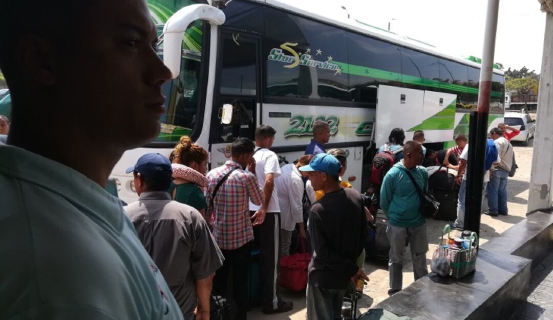 Pasajeros venezolanos  en La Parada.
