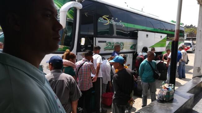 Pasajeros venezolanos en La Parada.