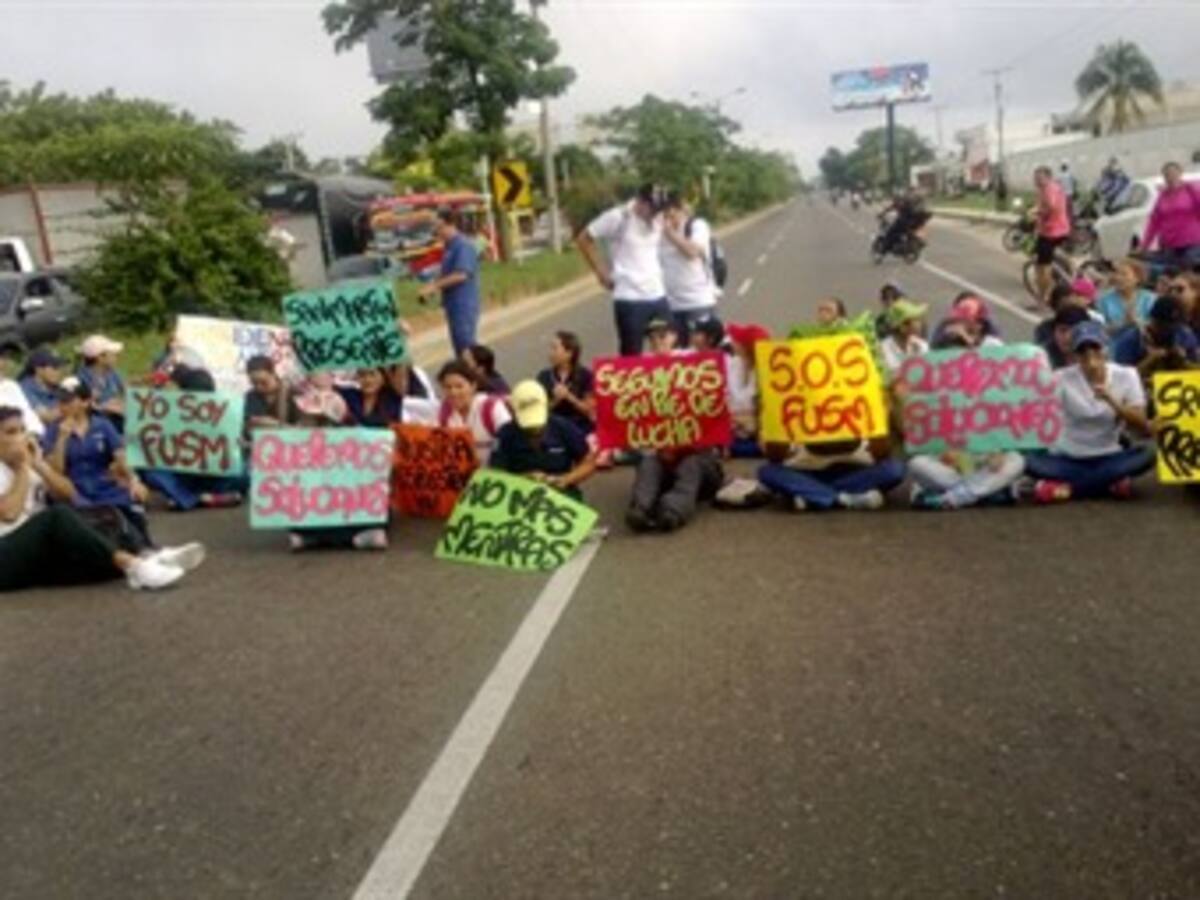 Manifestantes bloquean vía de acceso al aeropuerto, en Barranquilla